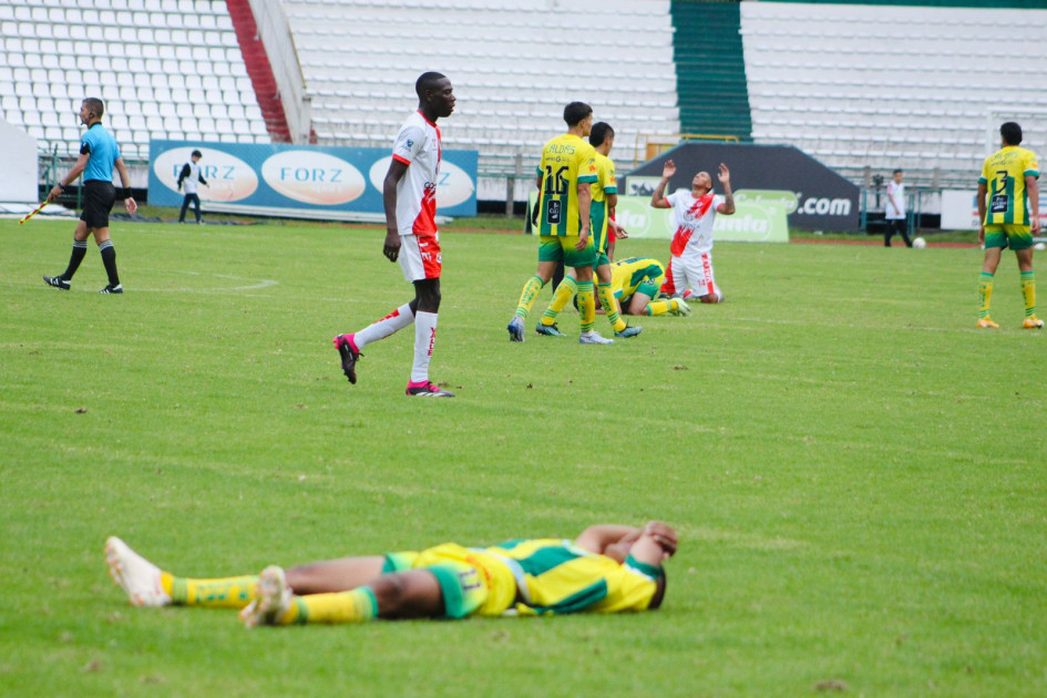 La desolación invadió a los jugadores de la selección caldense tras el pitazo final. La desolación invadió a los jugadores de la selección caldense tras el pitazo final.