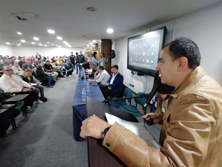 La reunión entre los taxistas y el ministro de Transporte, William Camargo, empezó a las 2:16 p.m. de ayer y culminó a las 5:40 p.m. La reunión entre los taxistas y el ministro de Transporte, William Camargo, empezó a las 2:16 p.m. de ayer y culminó a las 5:40 p.m.