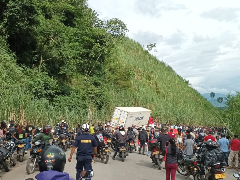 El Invías interviene el tramo de la carretera que registró pérdida de la banca en mayo. Este camino es el único acceso desde la carretera de la concesión Pacífico 3 hacia Supía y Riosucio (Caldas). El Invías interviene el tramo de la carretera que registró pérdida de la banca en mayo. Este camino es el único acceso desde la carretera de la concesión Pacífico 3 hacia Supía y Riosucio (Caldas).