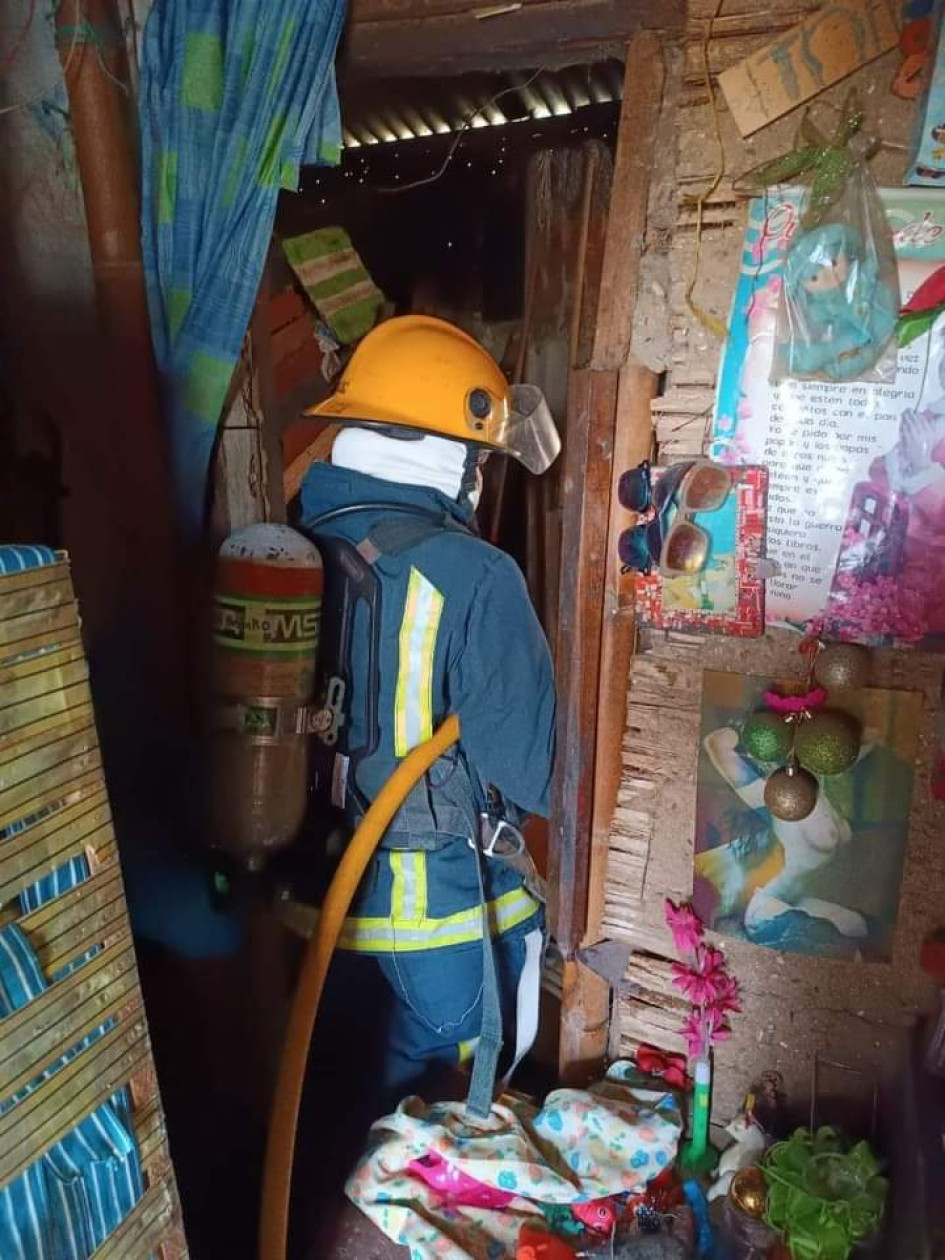 Las llamas consumieron la cocina de una vivienda en el barrio San Isidro, pero se pudo extinguir el fuego antes de que pasara a otras habitaciones o edificaciones contiguas. Las llamas consumieron la cocina de una vivienda en el barrio San Isidro, pero se pudo extinguir el fuego antes de que pasara a otras habitaciones o edificaciones contiguas.