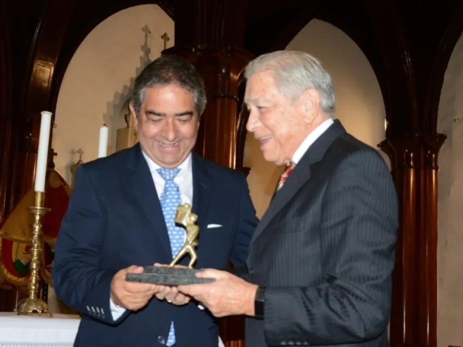 Jorge Hernán Botero, gerente comercial de LA PATRIA, le entrega a Néstor Buitrago el galardón como Caldense del Año 2022. Néstor Buitrago, Caldense del Año 2022.