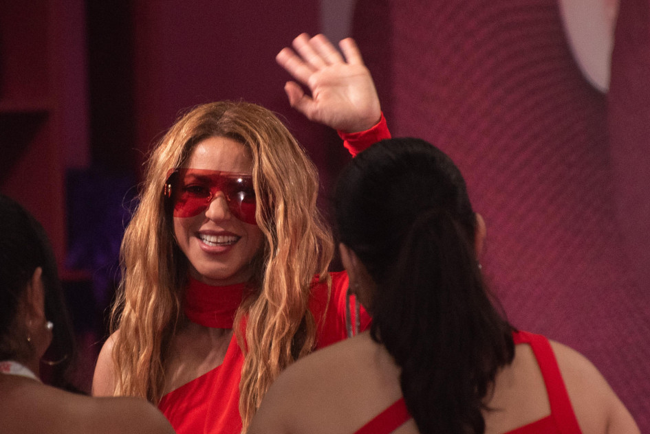 Shakira saluda a su llegada al Media Center de los Premios Juventud, en el Coliseo de Puerto Rico, en San Juan (Puerto Rico). Shakira saluda a su llegada al Media Center de los Premios Juventud, en el Coliseo de Puerto Rico, en San Juan (Puerto Rico).