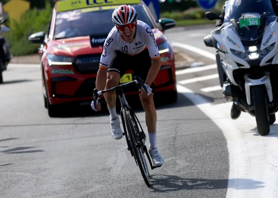 El ciclista español Ion Izagirre del equipo Cofidis en camino a ganar la 12.ª etapa del Tour de Francia 2023, una carrera de 168,8 km desde Roanne hasta Belleville-en-Beaujolais. El ciclista español Ion Izagirre del equipo Cofidis en camino a ganar la 12.ª etapa del Tour de Francia 2023, una carrera de 168,8 km desde Roanne hasta Belleville-en-Beaujolais.