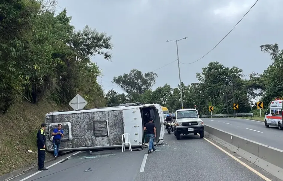 Una buseta se volcó en la doble calzada Manizales-Chinchiná, sin lesionados Una buseta se volcó en la doble calzada Manizales-Chinchiná, sin lesionados