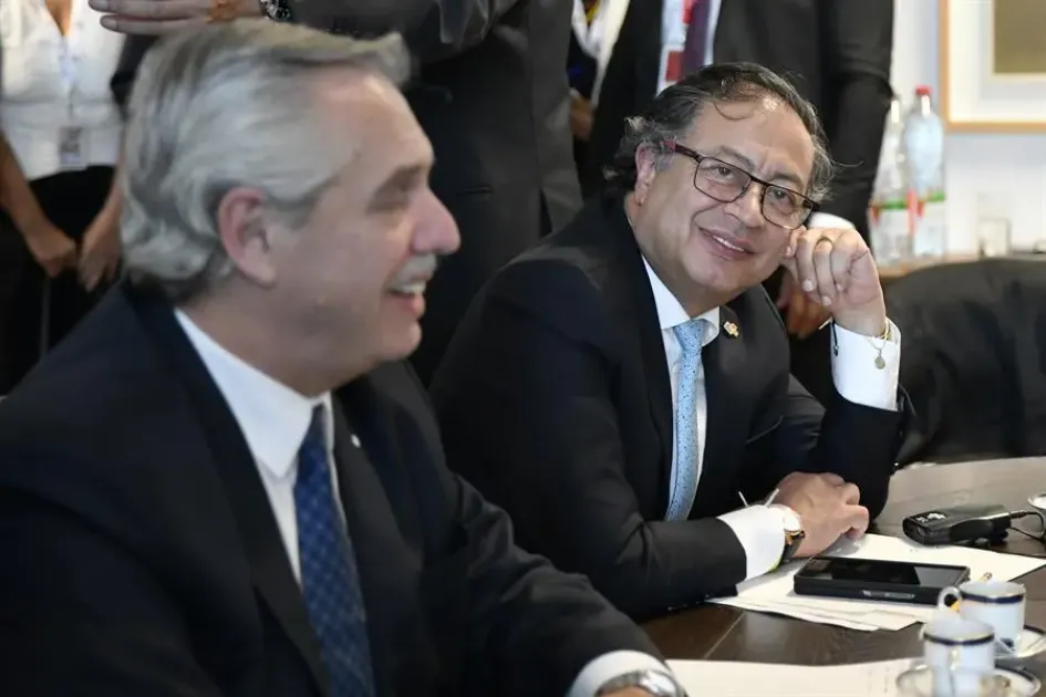 El presidente de Argentina, Alberto Fernández (i), junto al presidente de Colombia, Gustavo Petro, este martes en Bruselas (Bélgica). El presidente de Argentina, Alberto Fernández (i), junto al presidente de Colombia, Gustavo Petro, este martes en Bruselas (Bélgica).