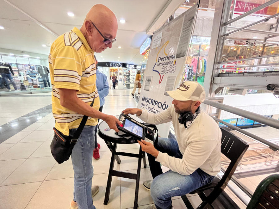 El período de inscripción de ciudadanos para votar en las elecciones territoriales 2023 finaliza el 29 de agosto. Ayer José Hernando Valencia realizó la inscripción de su cédula en el puesto del Centro comercial Parque Caldas de Manizales. El período de inscripción de ciudadanos para votar en las elecciones territoriales 2023 finaliza el 29 de agosto. Ayer José Hernando Valencia realizó la inscripción de su cédula en el puesto del Centro comercial Parque Caldas de Manizales.