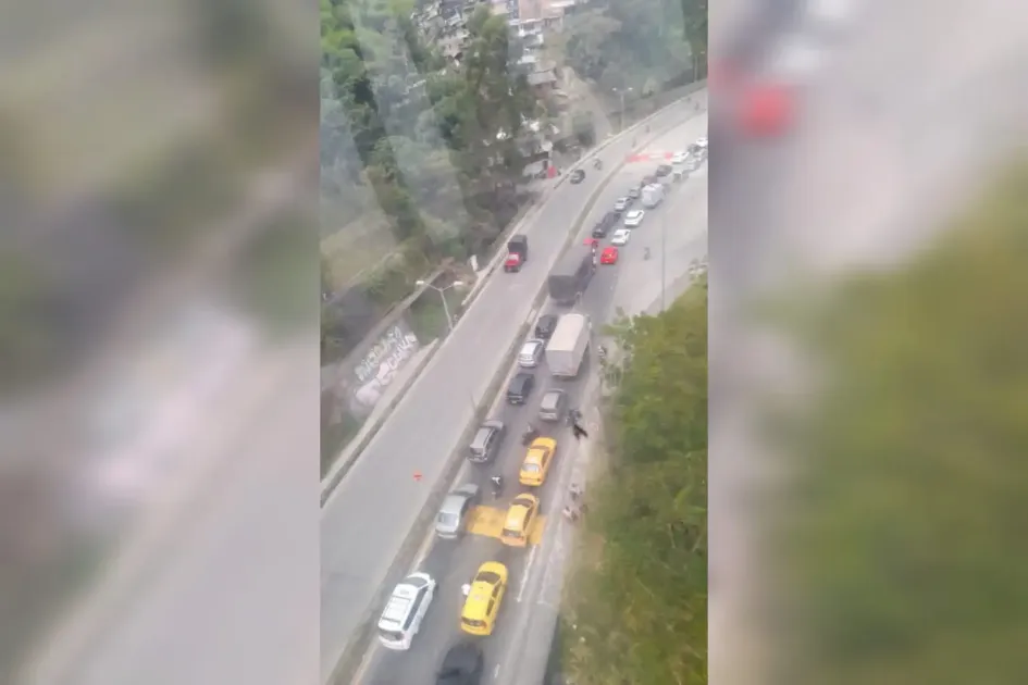 Vista desde el cable aéreo de la congestión vehicular. Vista desde el cable aéreo de la congestión vehicular.