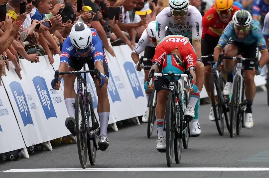 El ciclista belga Jasper Philipsen (izquierda) del equipo Alpecin-Deceuninck vence al australiano Caleb Ewan (derecha) del equipo Lotto Dstny para ganar la cuarta etapa del Tour de Francia 2023, una carrera de 181,8 km de Dax a Nogaro, Francia. El ciclista belga Jasper Philipsen (izquierda) del equipo Alpecin-Deceuninck vence al australiano Caleb Ewan (derecha) del equipo Lotto Dstny para ganar la cuarta etapa del Tour de Francia 2023, una carrera de 181,8 km de Dax a Nogaro, Francia.