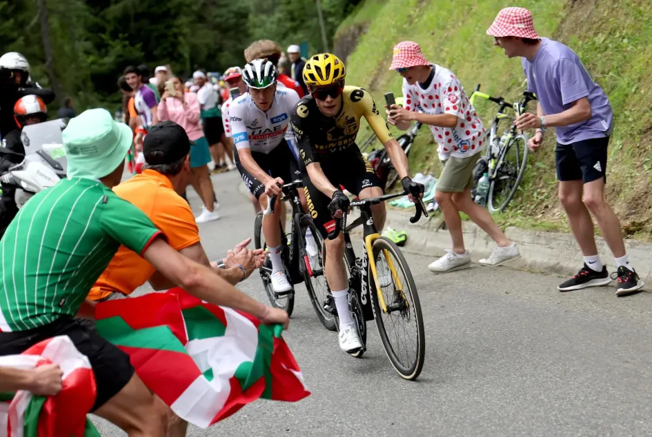 El ciclista danés Jonas Vingegaard (d) del equipo Jumbo-Visma y el ciclista esloveno Tadej Pogacar (i) del equipo UAE Team Emirates en el ascenso final a la meta durante la sexta etapa del Tour de Francia 2023, una carrera de 144,9 km desde Tarbes a Cauterets-Cambasque. El ciclista danés Jonas Vingegaard (d) del equipo Jumbo-Visma y el ciclista esloveno Tadej Pogacar (i) del equipo UAE Team Emirates en el ascenso final a la meta durante la sexta etapa del Tour de Francia 2023, una carrera de 144,9 km desde Tarbes a Cauterets-Cambasque.
