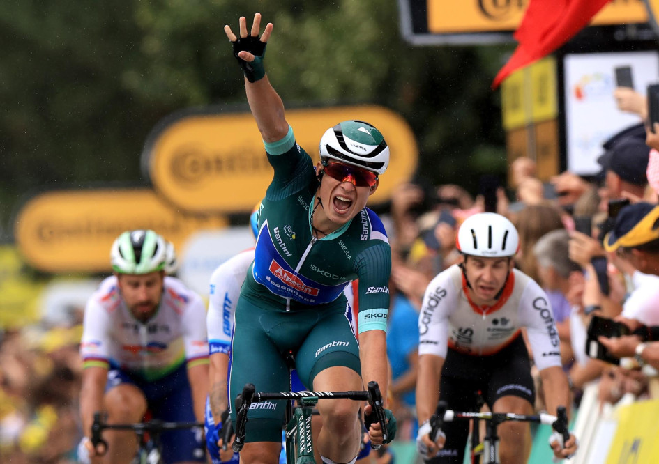 El pedalista belga Jasper Philipsen, de maillot verde por ser el líder de la clasificación por puntos del Tour 2023, ganó la 11.ª etapa y ya suma cuatro victorias en esta edición. El pedalista belga Jasper Philipsen, de maillot verde por ser el líder de la clasificación por puntos del Tour 2023, ganó la 11.ª etapa y ya suma cuatro victorias en esta edición.