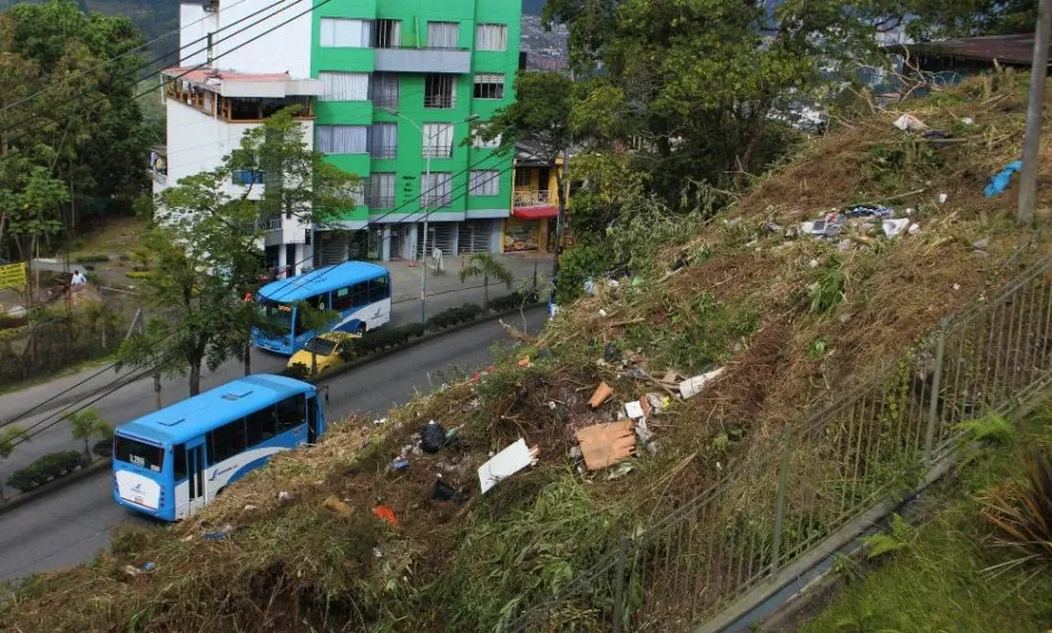 En los costados del edificio Torre Luna, del barrio Villa Pilar, se divisan basuras, escombros y cambuches de habitantes de calle. Los residentes del conjunto solicitan a la Alcaldía de Manizales atender la queja y a Emas, podar una de las dos laderas y recoger las basuras de ambas. En los costados del edificio Torre Luna, del barrio Villa Pilar, se divisan basuras, escombros y cambuches de habitantes de calle. Los residentes del conjunto solicitan a la Alcaldía de Manizales atender la queja y a Emas, podar una de las dos laderas y recoger las basuras de ambas.
