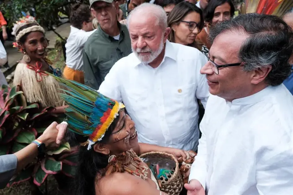 Gustavo Petro y Luiz Inácio Lula da Silva Fotografía cedida por la Presidencia de Colombia que muestra al mandatario colombiano Gustavo Petro (d) y a su homólogo de Brasil, Luiz Inácio Lula da Silva (c) mientras saludan a un grupo de indígenas hoy, en Leticia (Colombia).