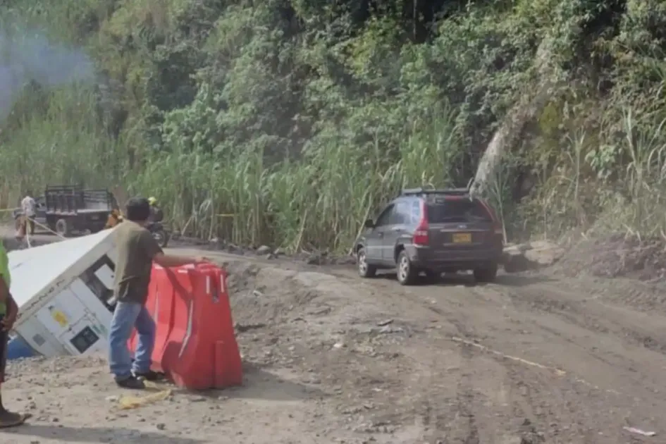 Habilitan paso de vehículos livianos en la vía Supía - El Palo, restringen carga pesada Habilitan paso de vehículos livianos en la vía Supía - El Palo, restringen carga pesada