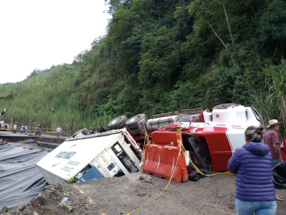 Así quedó el tractocamión en el sector de Palmasola. Así quedó el tractocamión en el sector de Palmasola.
