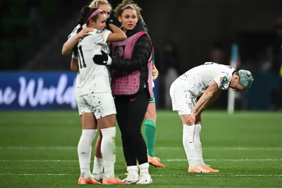 Una decepcionada Megan Rapinoe (derecha) de EE. UU. luego de su derrota ante Suecia durante el partido de fútbol de octavos de final de la Copa Mundial Femenina de la FIFA 2023 en el Estadio Rectangular de Melbourne en Melbourne, Australia. Foto | EFE | LA PATRIA Una decepcionada Megan Rapinoe (derecha) de EE. UU. luego de su derrota ante Suecia durante el partido de fútbol de octavos de final de la Copa Mundial Femenina de la FIFA 2023 en el Estadio Rectangular de Melbourne en Melbourne, Australia.