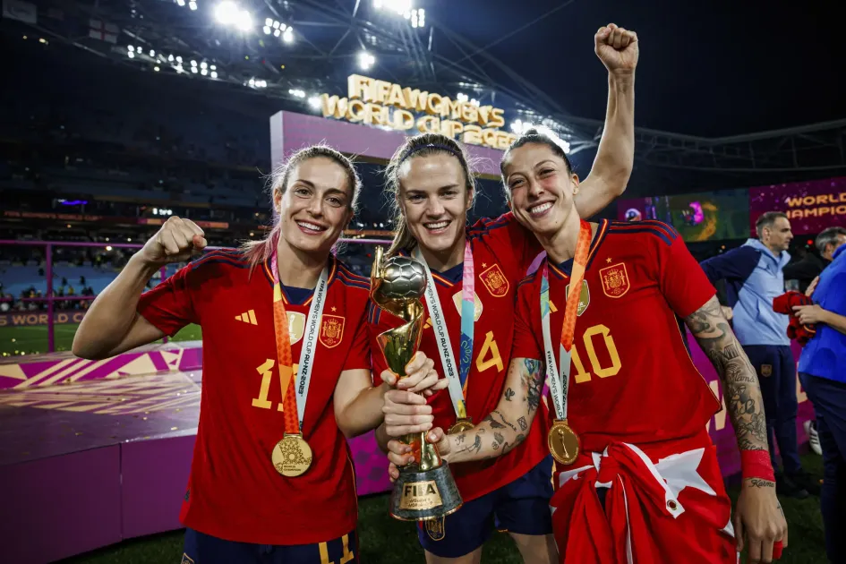 Las jugadoras de la selección española de fútbol femenino Alexia Putellas (i), Irene Parades (c) y Jenni Hermoso posaron con el trofeo del Campeonato del Mundo tras ganarle España la Final del Mundial Femenino a Inglaterra en Sídney. Las jugadoras de la selección española de fútbol femenino Alexia Putellas (i), Irene Parades (c) y Jenni Hermoso posaron con el trofeo del Campeonato del Mundo tras ganarle España la Final del Mundial Femenino a Inglaterra en Sídney.