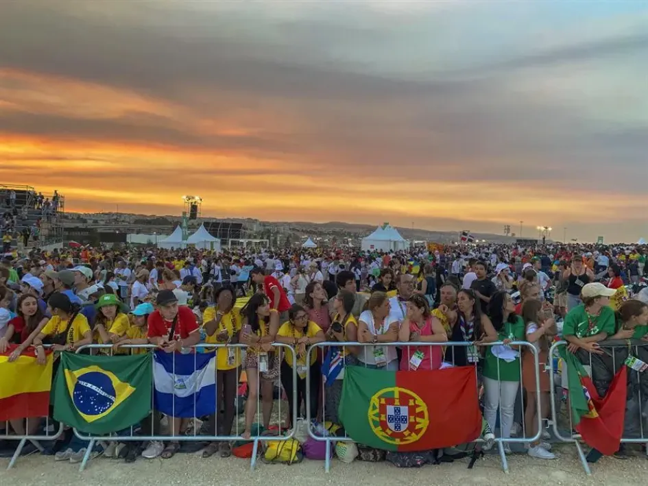 El papa Francisco celebró la vigilia de la Jornada Mundial de la Juventud (JMJ) ante un millón y medio de jóvenes y los animó a "levantarse siempre" en la vida y a levantar a los demás, este sábado en el parque Tejo, en Lisboa (Portugal). El papa Francisco celebró la vigilia de la Jornada Mundial de la Juventud (JMJ) ante un millón y medio de jóvenes y los animó a "levantarse siempre" en la vida y a levantar a los demás, este sábado en el parque Tejo, en Lisboa (Portugal).
