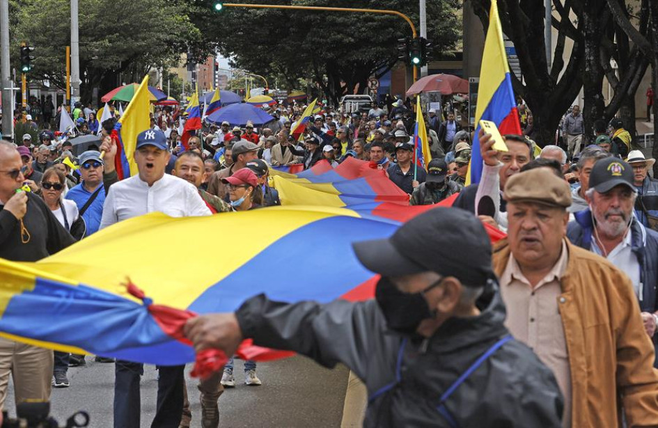 Manifestantes marchan en protesta contra el gobierno del presidente Gustavo Petro hoy, en Bogotá. Manifestantes marchan en protesta contra el gobierno del presidente Gustavo Petro hoy, en Bogotá.