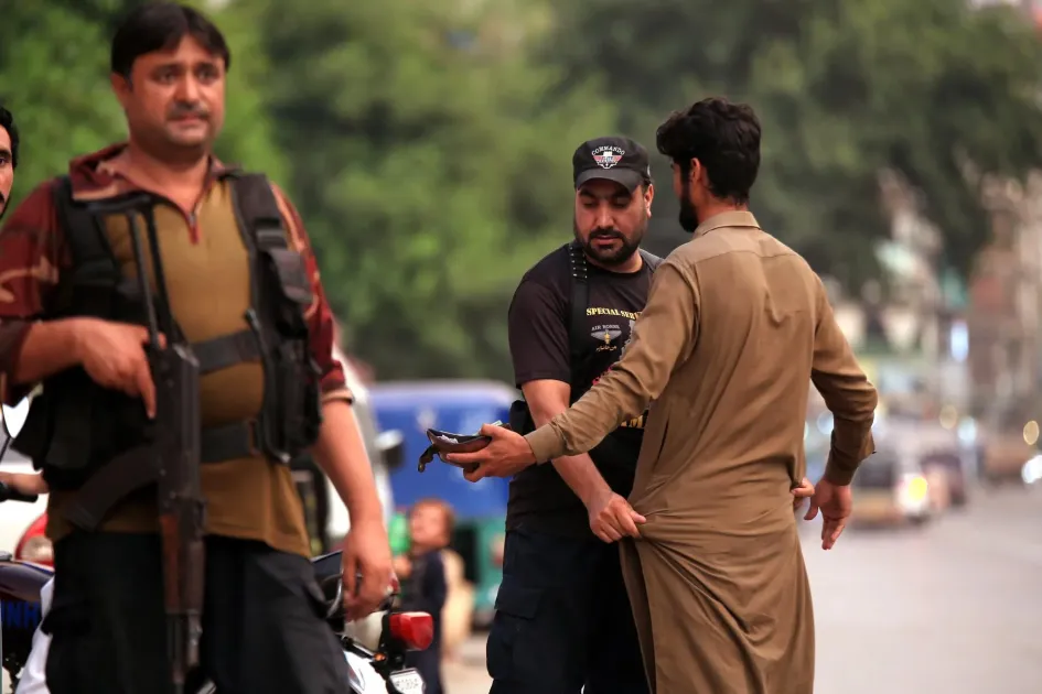 El personal de seguridad paquistaní revisa a las personas y los vehículos en un puesto de control después de que se intensificó la seguridad en Peshawar, Pakistán, luego de la explosión de una bomba suicida contra una reunión del partido político islámico Jamiat Ulma-e-Islam (JUI-F). El personal de seguridad paquistaní revisa a las personas y los vehículos en un puesto de control después de que se intensificó la seguridad en Peshawar, Pakistán, luego de la explosión de una bomba suicida contra una reunión del partido político islámico Jamiat Ulma-e-Islam (JUI-F).