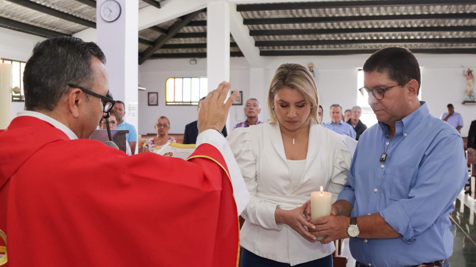 Luis Roberto Rivas, candidato a la Gobernación de Caldas, asistió con su esposa y sus amigos a una misa para bendecir el arranque de su campaña política. Luis Roberto Rivas, candidato a la Gobernación de Caldas, asistió con su esposa y sus amigos a una misa para bendecir el arranque de su campaña política.