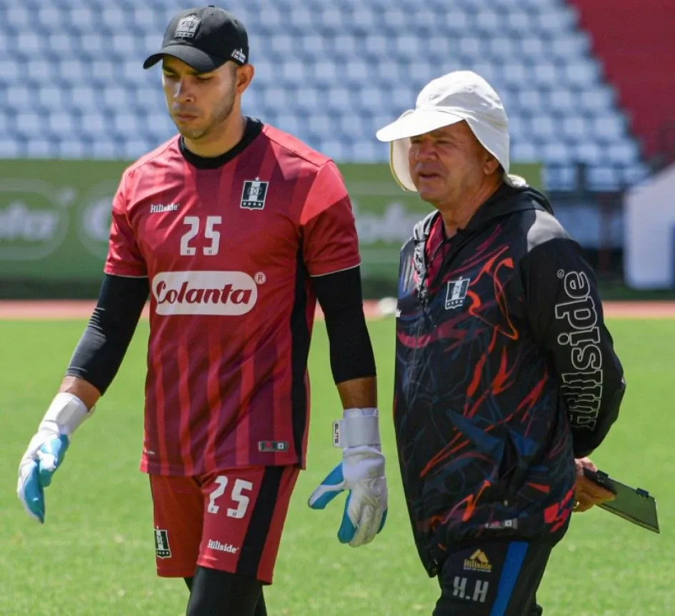 El portero Éder Chaux conversa con Hernán Darío Herrera, asistente técnico de Pedro Sarmiento. El Once Caldas visita hoy al Deportivo Pasto.
