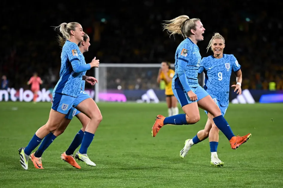 Lauren Hemp de Inglaterra (centro) celebra después de anotar el 1-2 durante el partido de fútbol de semifinales de la Copa Mundial Femenina de la FIFA entre Australia e Inglaterra en Sydney, Australia. Lauren Hemp de Inglaterra (centro) celebra después de anotar el 1-2 durante el partido de fútbol de semifinales de la Copa Mundial Femenina de la FIFA entre Australia e Inglaterra en Sydney, Australia.