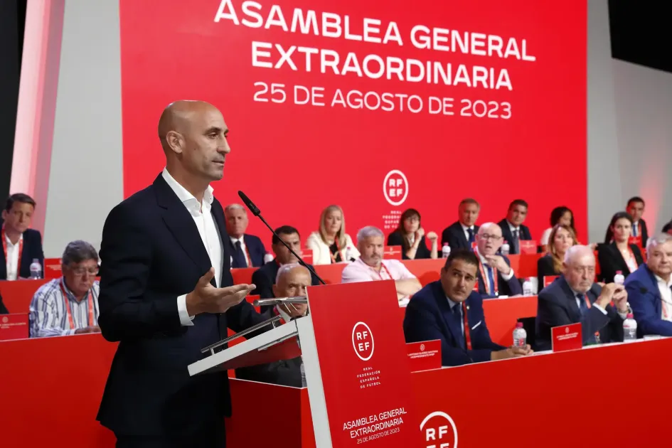 El presidente de la Real Federación Española de Fútbol, Luis Rubiales, durante su intervención en la Asamblea General de dicho organismo en la que anunció que no dimitirá de su cargo tras la polémica por el beso que dio a la futbolista Jenni Hermoso al ganar el Mundial Femenino, aunque pidió disculpas "por el contexto en el que se produjo". El presidente de la Real Federación Española de Fútbol, Luis Rubiales, durante su intervención en la Asamblea General de dicho organismo en la que anunció que no dimitirá de su cargo tras la polémica por el beso que dio a la futbolista Jenni Hermoso al ganar el Mundial Femenino, aunque pidió disculpas "por el contexto en el que se produjo".