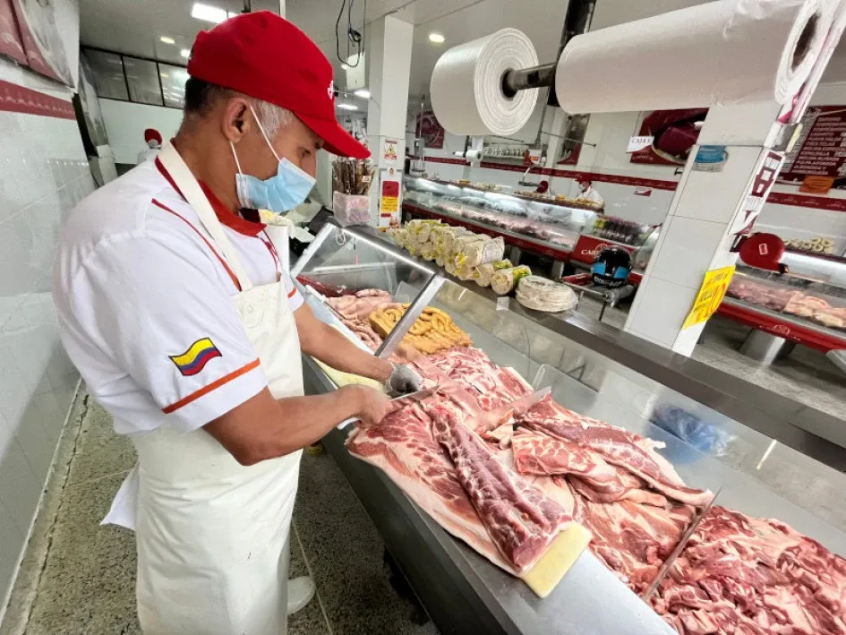 William Patiño, de Carnecol (Cristo Rey), en la imagen. Asegura que la de cerdo, es la carne que más apetecen los residentes de Manizales. Los expertos recomiendan el consumo de carne de cerdo de dos a tres veces por semana. Carne de cerdo