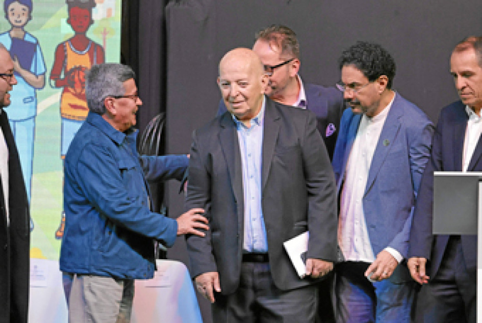 Foto | EFE | LA PATRIA Alias Pablo Beltrán, jefe negociador del Eln, habla con el interlocutor del Gobierno, Otty Patiño, y el senador Iván Cepeda, durante la instalación del Comité Nacional de la Participación - instancia transitoria de la Mesa de Diálogos de Paz, en Bogotá. Foto | EFE | LA PATRIA Alias Pablo Beltrán, jefe negociador del Eln, habla con el interlocutor del Gobierno, Otty Patiño, y el senador Iván Cepeda, durante la instalación del Comité Nacional de la Participación - instancia transitoria de la Mesa de Diálogos de Paz, en Bogotá.