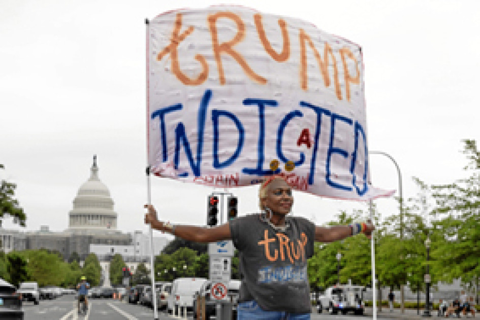 Foto | EFE | LA PATRIA Fuera del juzgado E. Barrett Prettyman, sede de la corte, cientos de periodistas, seguidores y detractores de Trump estaban agolpados frente al perímetro de seguridad del edificio, muy próximo al Capitolio. Foto | EFE | LA PATRIA Fuera del juzgado E. Barrett Prettyman, sede de la corte, cientos de periodistas, seguidores y detractores de Trump estaban agolpados frente al perímetro de seguridad del edificio, muy próximo al Capitolio.