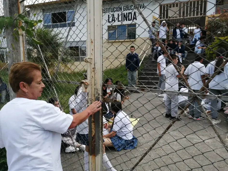 Los estudiantes del colegio La Linda salieron al patio del colegio como motivo de protesta. Los estudiantes del colegio La Linda salieron al patio del colegio como motivo de protesta.