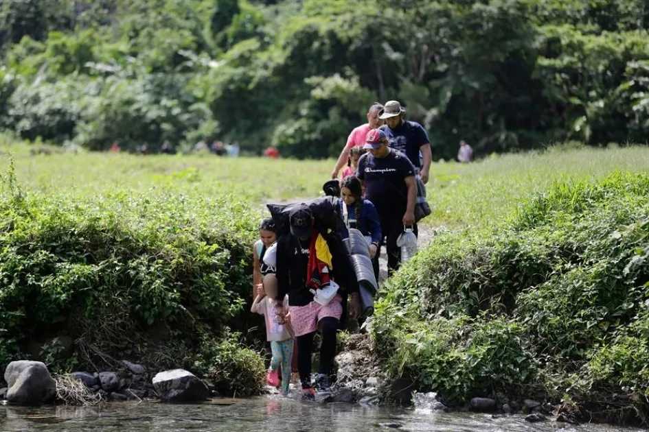 Una familia de migrantes camina en el sector de Cañas Blancas en el Darién (Panamá). Una media de 2.500 migrantes llegan cada día a Panamá en su viaje hacia Norteamérica tras cruzar la inhóspita jungla del Darién, en la frontera con Colombia. Una familia de migrantes camina en el sector de Cañas Blancas en el Darién (Panamá). Una media de 2.500 migrantes llegan cada día a Panamá en su viaje hacia Norteamérica tras cruzar la inhóspita jungla del Darién, en la frontera con Colombia.