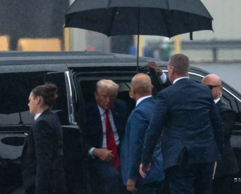 El expresidente estadounidense Donald J. Trump (centro) llega al Aeropuerto Nacional Ronald Reagan de Washington después de que la jueza Tanya Sue Chutkan lo procesara en Washington, en Arlington, Virginia, EE. UU. El expresidente estadounidense Donald J. Trump (centro) llega al Aeropuerto Nacional Ronald Reagan de Washington después de que la jueza Tanya Sue Chutkan lo procesara en Washington, en Arlington, Virginia, EE. UU.