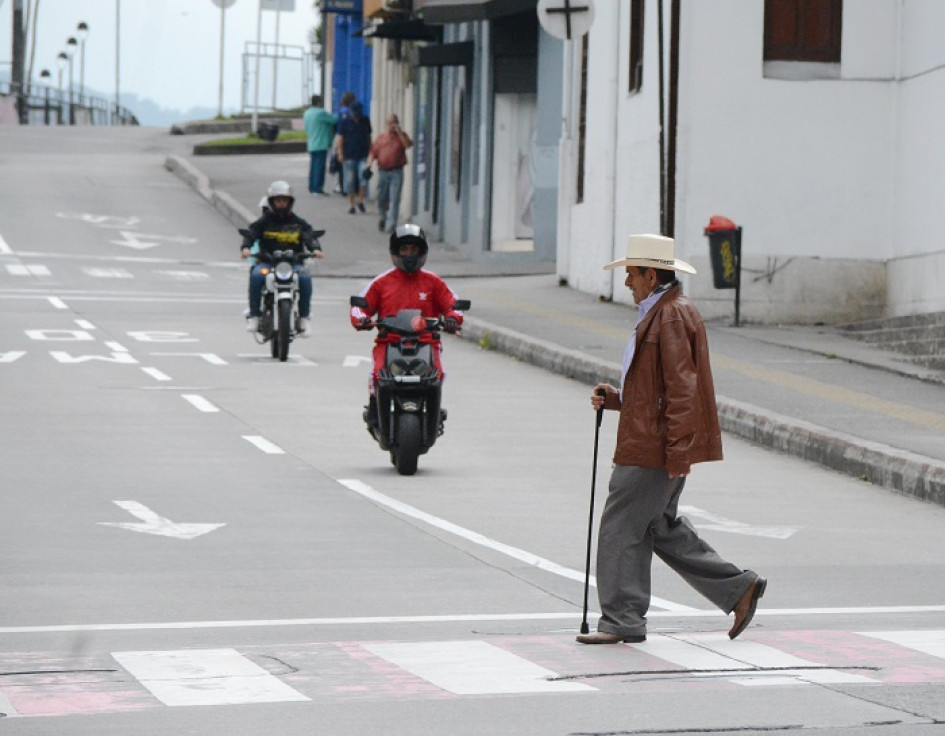 Según expertos, un punto crítico para los adultos mayores está a la hora de cruzar las calles, pues los semáforos de la ciudad no están diseñados para el tiempo de cruce de una persona mayor de 60 años.