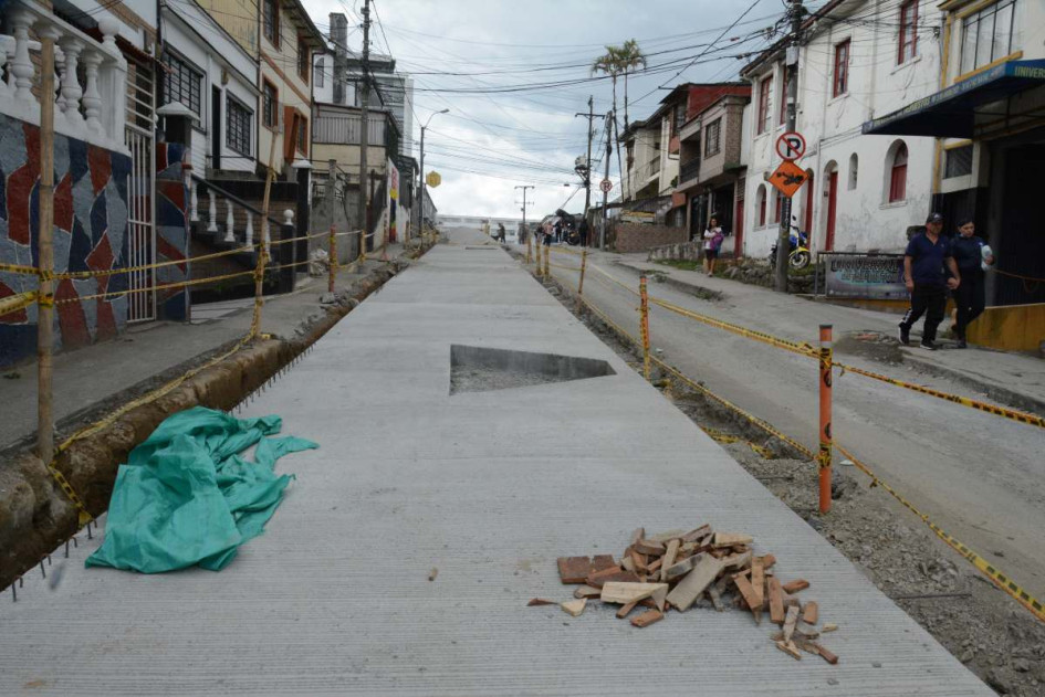 Foto | Freddy Arango | LA PATRIA Trabajadores que estaban protestando, dialogan con el personero, Fernando Arcila. Foto | Freddy Arango | LA PATRIA Trabajadores que estaban protestando, dialogan con el personero, Fernando Arcila.