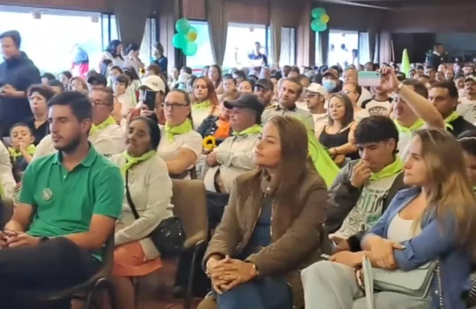 Valentina Acevedo (c), primera gestora de Manizales, en un acto político el sábado en el Fondo Cultural del Café.