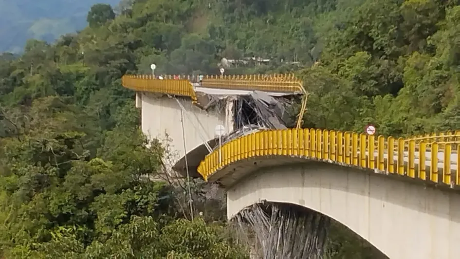 "Debido a una falla súbita, se presentó la caída de una de las secciones del puente Los Grillos en la Transversal del Cusiana", informó el Invías a través de la plataforma X (antigua Twitter). "Debido a una falla súbita, se presentó la caída de una de las secciones del puente Los Grillos en la Transversal del Cusiana", informó el Invías a través de la plataforma X (antigua Twitter).