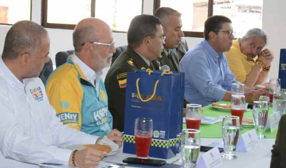 Los candidatos, de izquierda a derecha: Carlos Andrés Cruz, Henry Gutiérrez, Luis Roberto Rivas y Fernando Toro. En el centro los comandantes de Policía de Caldas y Manizales. Los candidatos, de izquierda a derecha: Carlos Andrés Cruz, Henry Gutiérrez, Luis Roberto Rivas y Fernando Toro. En el centro los comandantes de Policía de Caldas y Manizales.