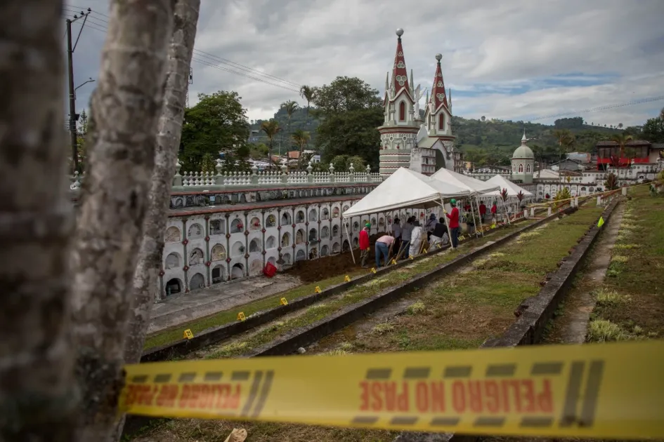 abitantes rescataban a los cuerpos que bajaban por el río Cauca y les daban una sepultura en Marsella. abitantes rescataban a los cuerpos que bajaban por el río Cauca y les daban una sepultura en Marsella.