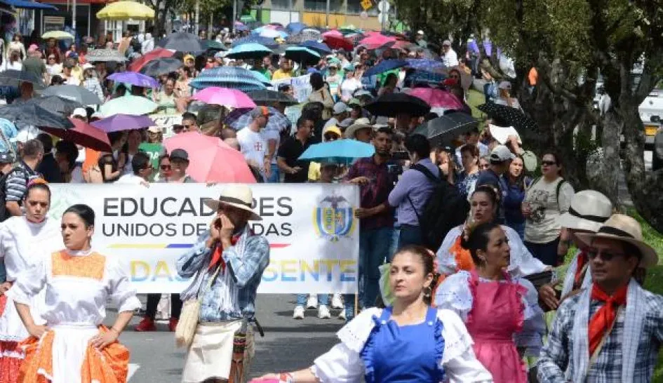 Bajo el sol, centenares de maestros macharon ayer por la avenida Santander en Manizales. De sombrero, el presidente de Educal, Juan Carlos Martínez. Bajo el sol, centenares de maestros macharon ayer por la avenida Santander en Manizales. De sombrero, el presidente de Educal, Juan Carlos Martínez.