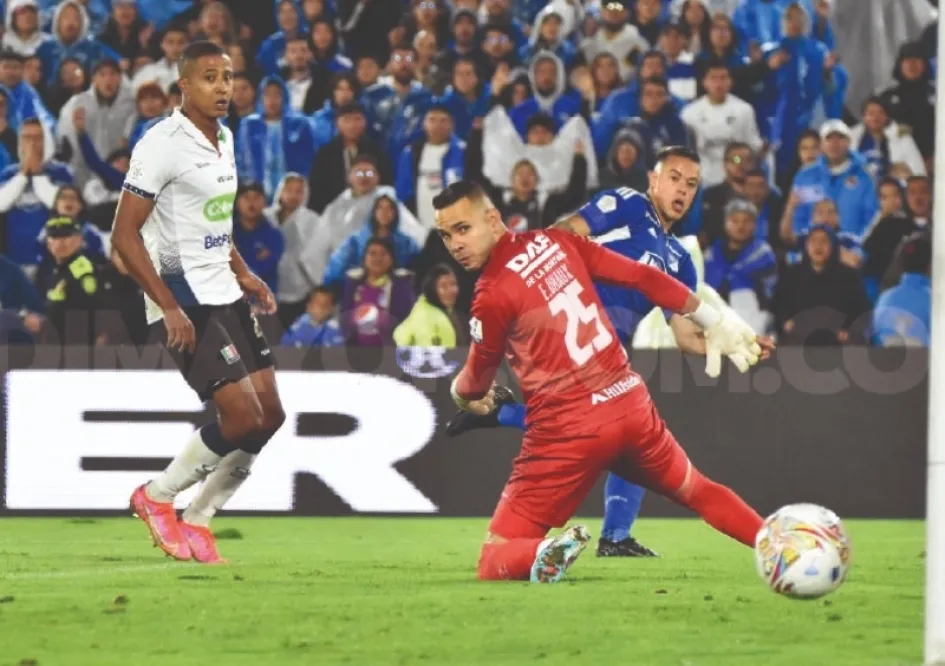 El portero Éder Chaux tuvo atajas en el segundo tiempo con las que salvó al Once Caldas de recibir más goles. Once Caldas no rinde de visitante y suma su tercera derrota, esta vez ante Millonarios
