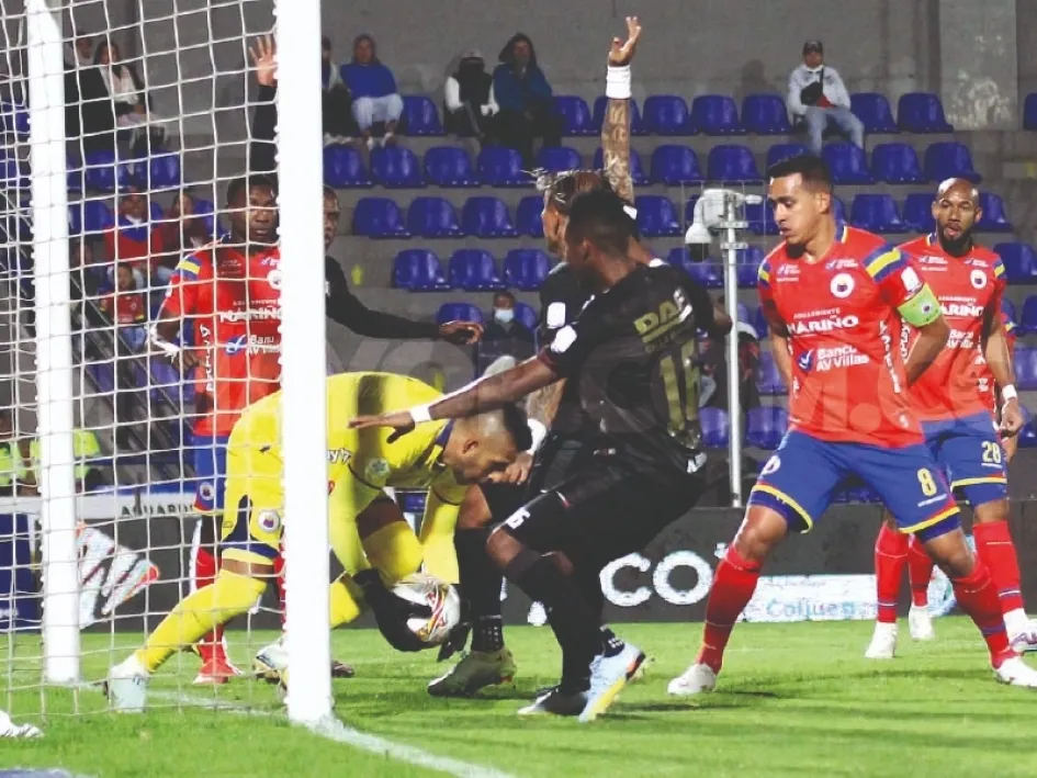 Esta es una de las dos acciones polémicas del partido entre Deportivo Pasto y Once Caldas: Luis Pérez (c) cabeceó, el balón al parecer pasó la raya de gol, el portero lo sacó y ni el árbitro ni el VAR lo convalidaron. Once Caldas