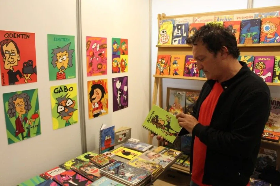 Fernando Arenas en el stand de Musa de Papel con sus ilustraciones y cómics de colección en la 14.ª Feria del Libro de Manizales. Fernando Arenas en el stand de Musa de Papel con sus ilustraciones y cómics de colección en la 14.ª Feria del Libro de Manizales.