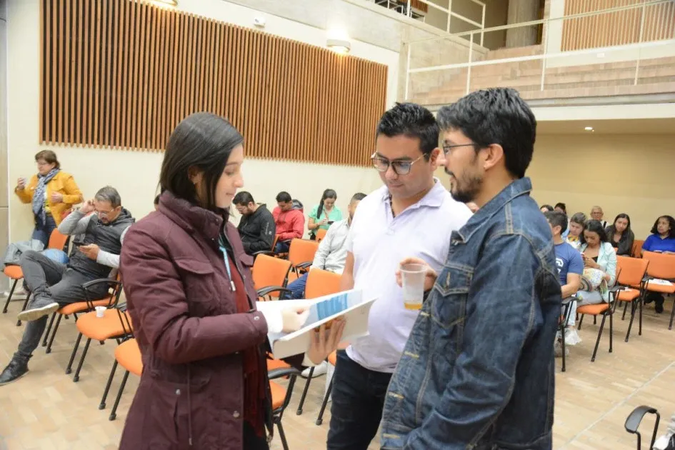 Manuela González, coordinadora regional de Civix, durante el Campamento de democracia en el auditorio Rogelio Salmona de la Universidad de Caldas.