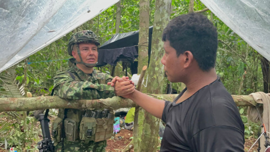 Manuel Ranoque (derecha) participó junto al grupo de indígenas y militares que buscaron a los niños en la selva del Yarí. Manuel Ranoque (derecha) participó junto al grupo de indígenas y militares que buscaron a los niños en la selva del Yarí.