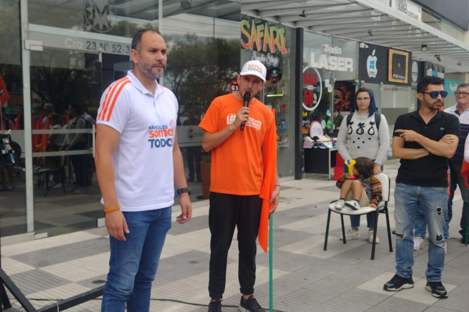 Carlos Alberto Arias Jiménez (izquierda), durante la rueda de prensa que ofreció afuera de su sede de campaña. Carlos Alberto Arias Jiménez (izquierda), durante la rueda de prensa que ofreció afuera de su sede de campaña.