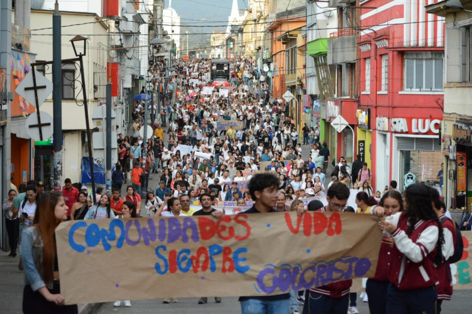 Con pancartas y arengas, los manifestantes se movilizaron por el centro de Manizales para protestar contra la medida de la Secretaría de Educación de cerrar los colegios de Cristo, La Salle, Divina Providencia y Perpetuo Socorro. Con pancartas y arengas, los manifestantes se movilizaron por el centro de Manizales para protestar contra la medida de la Secretaría de Educación de cerrar los colegios de Cristo, La Salle, Divina Providencia y Perpetuo Socorro.