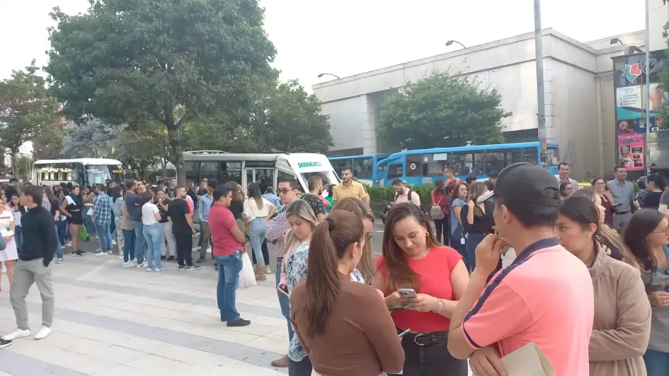 Evacuación en el edificio Capitalia de Manizales. Evacuación en el edificio Capitalia de Manizales.