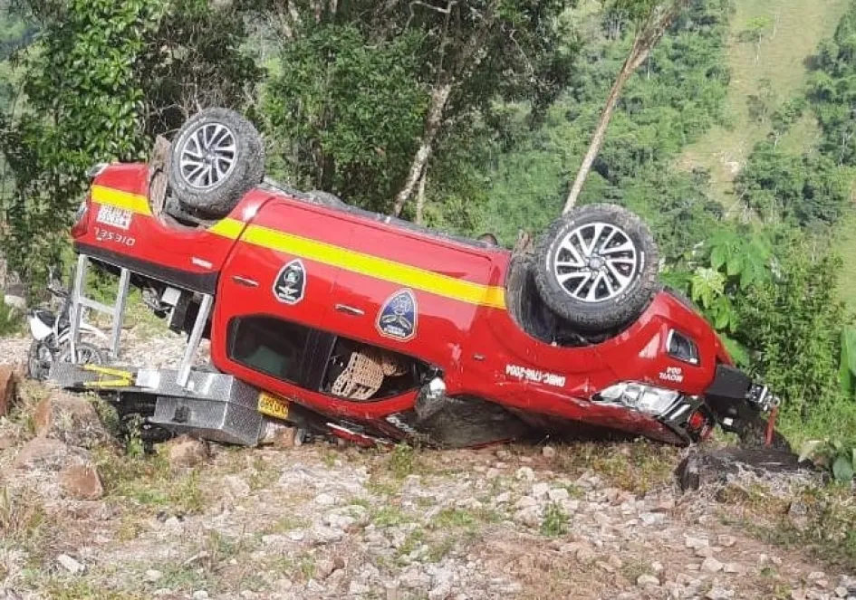 Camioneta de Bomberos de Samaná volcada cuando se dirigía a atender una emergencia. Camioneta de Bomberos de Samaná volcada cuando se dirigía a atender una emergencia.