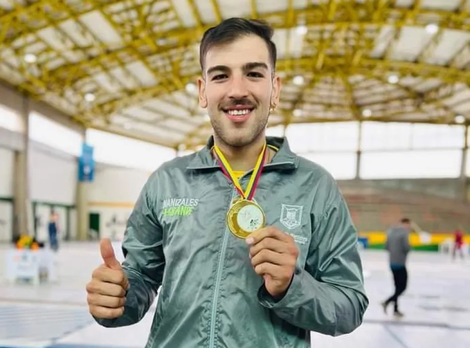 Kevin Restrepo con la medalla de oro que ganó en el Campeonato Nacional que se disputó en Chía (Cundinamarca). Esgrima caldense